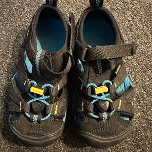 Keens like new! Black and Blue Sandals